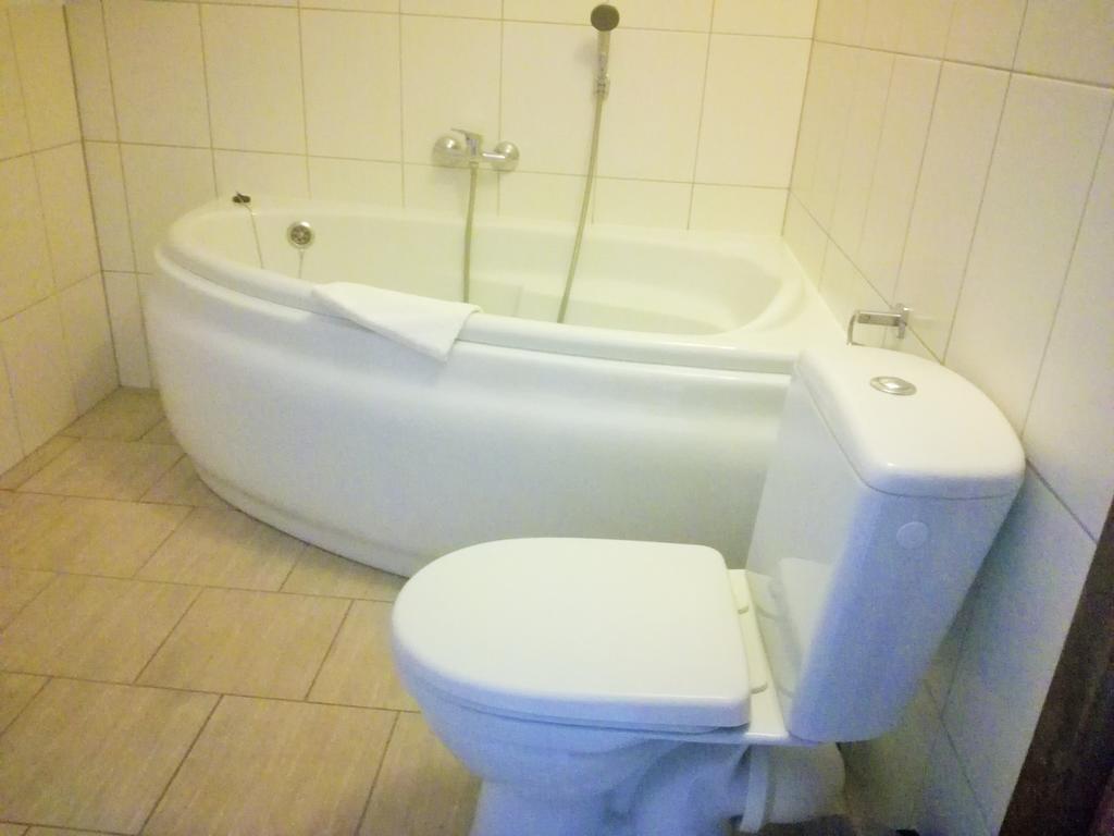 Hotel Babie Lato à Leśna Extérieur photo